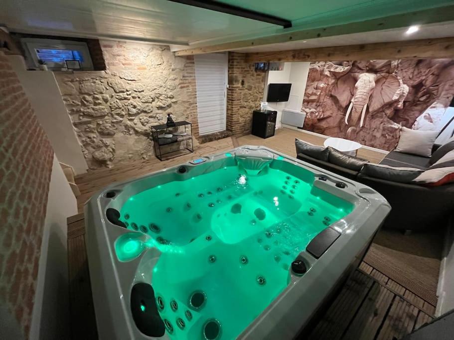 Gîte le jardin secret et Gîte au temps suspendu — love room à Montpézat