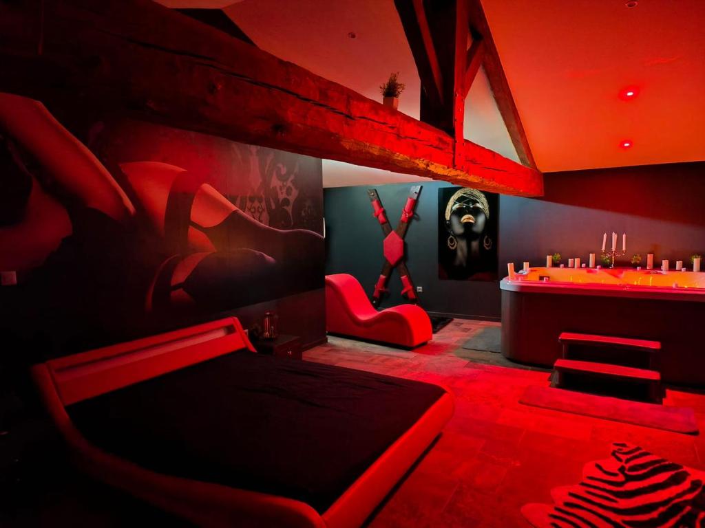 Une love room romantique avec jacuzzi pour couple à Moussan (Aude)