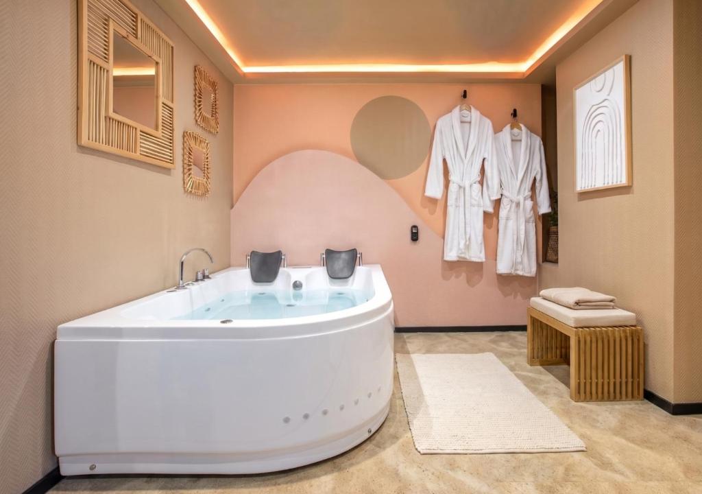Éden Doré – Suite Jacuzzi Privatif & Parking — love room à Mulhouse