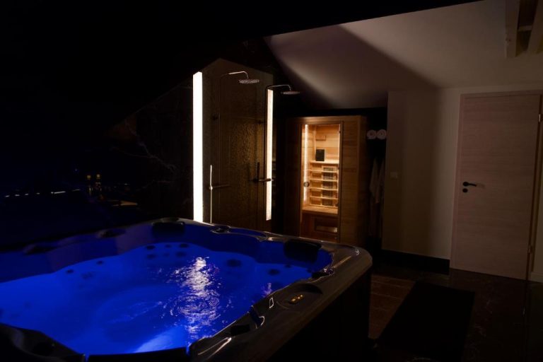 Love room Magnifique Villa le89golden jacuzzi et sauna privatif à Mulhouse