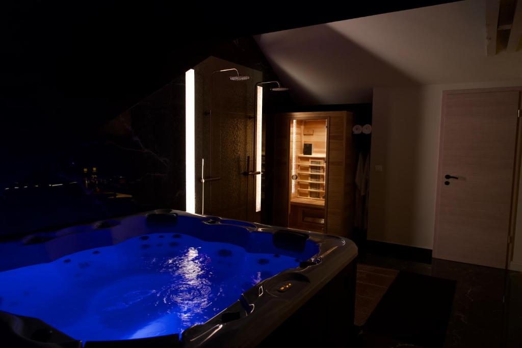 Magnifique Villa le89golden jacuzzi et sauna privatif — love room à Mulhouse