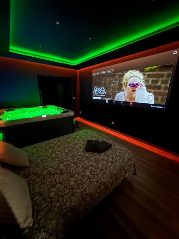 Une love room romantique avec jacuzzi pour couple à Nîmes (Gard)