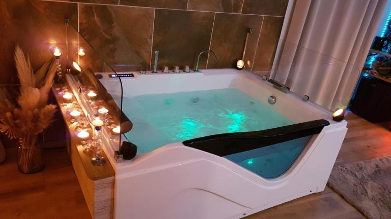 Love room Love room jaccuzi à Puisserguier