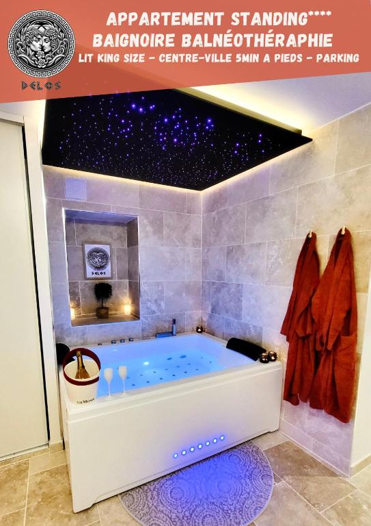 – LA SUITE DELOS – JACUZZI 2 PLACES – CENTRE VILLE A PIED – LIT QUEEN SIZE – PARKING PRIVÉE – WIFI – City Center within walking distance –