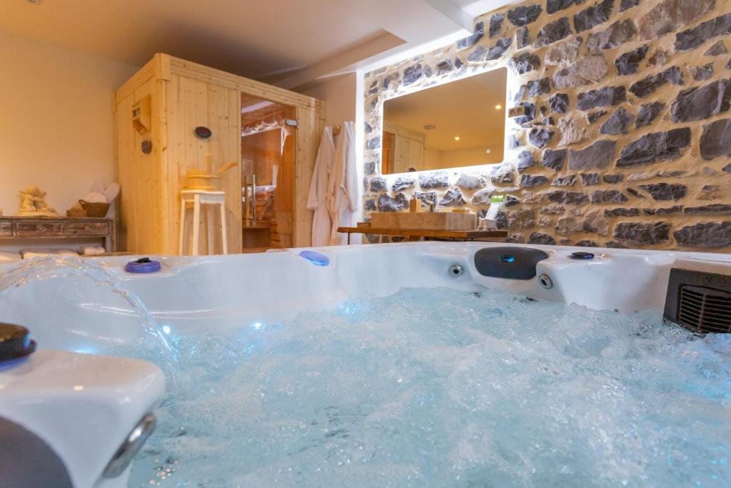 La demeure des sens avec spa et sauna — love room à Quissac