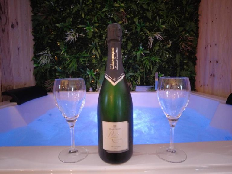 Love room HOTEL DU BERRY – Loveroom avec Sauna, Hammam, Jacuzzi privatifs à Reuilly
