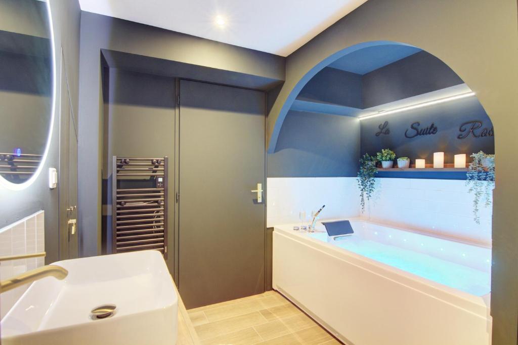 Une love room romantique avec jacuzzi pour couple à Rosières (Haute-Loire)