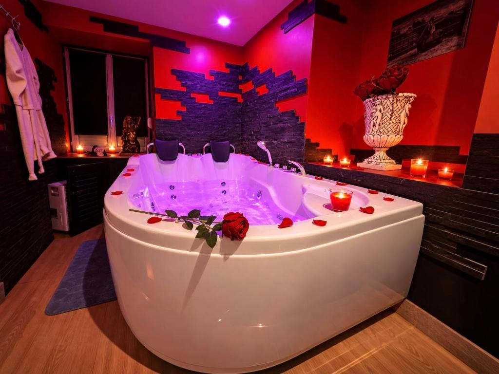 « La Chambre Obscure » Loveroom jacuzzi privatif — love room à Saint-Amarin