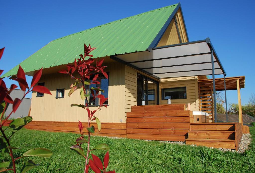 Chalet de charme climatisé, son Jacuzzi – SPA privatif et la piscine de la Maison Bleue du Gers — love room à Savignac-Mona
