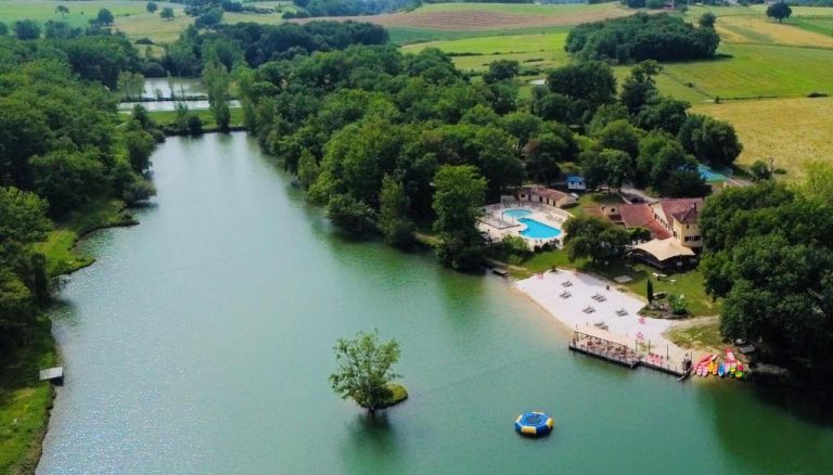 En bord de plage · Plage privée Whaka Lodge Luxury Camp