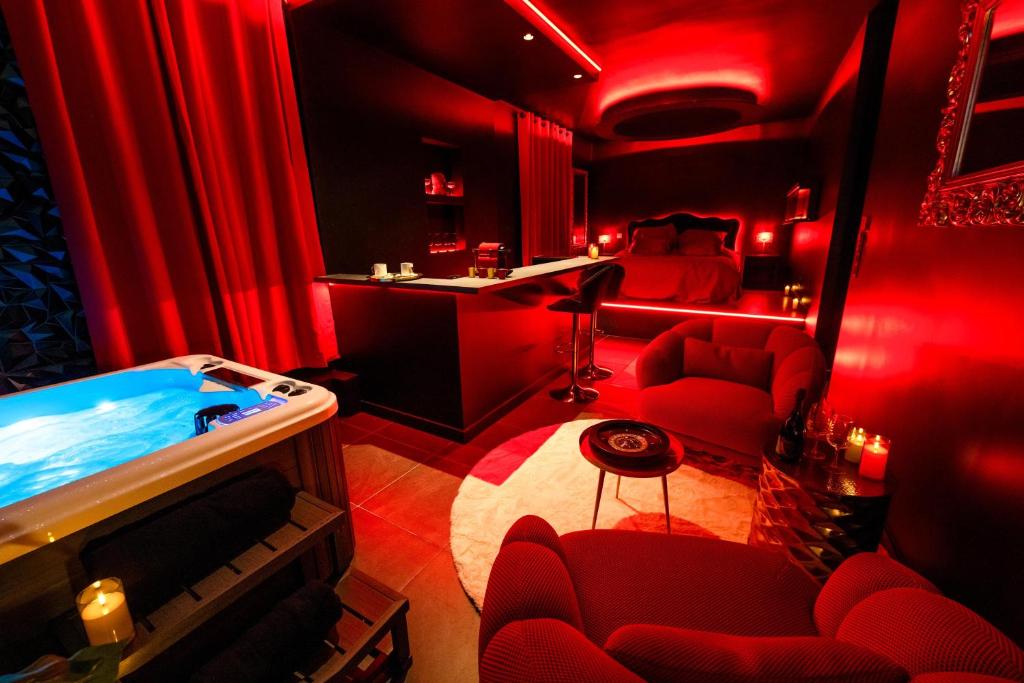 Suite Romantique – Jacuzzi – Love Room — love room à Toulouse