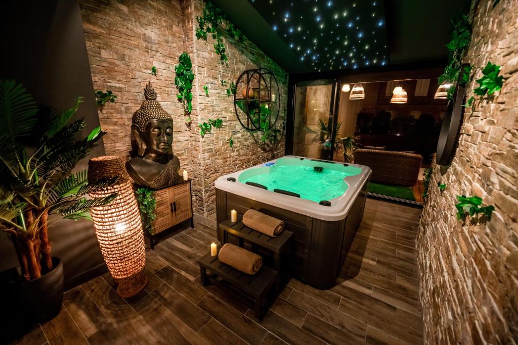 Suite Prestige – Jacuzzi – Luxe – Rooftop — love room à Toulouse