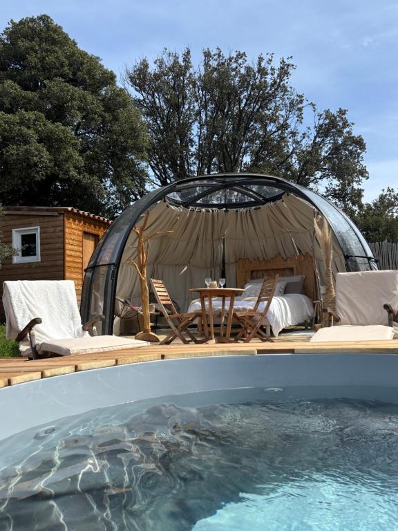 Dôme avec spa privatif, vue montagne & accès piscine – Domaine l&rsquo;Aghja Vallica — love room à Vallica