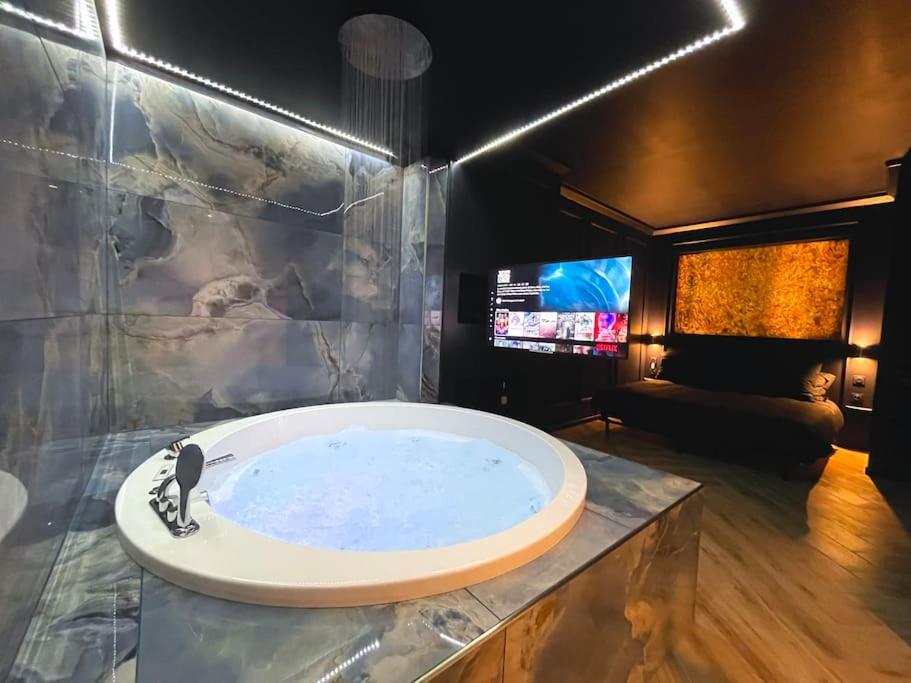 myinsolite-l&rsquo;onyx — love room à Vauvert