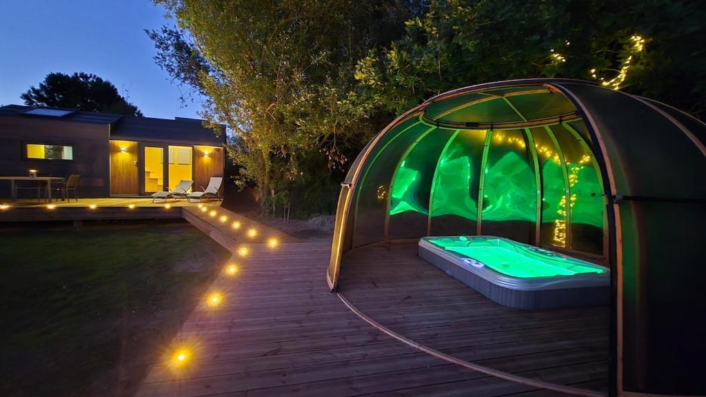Une love room romantique avec jacuzzi pour couple à Yvias (Côtes-d'Armor)